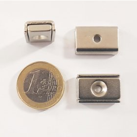 magnete al neodimio rettangolare con foro di fissaggio 20 x 13,5 mm