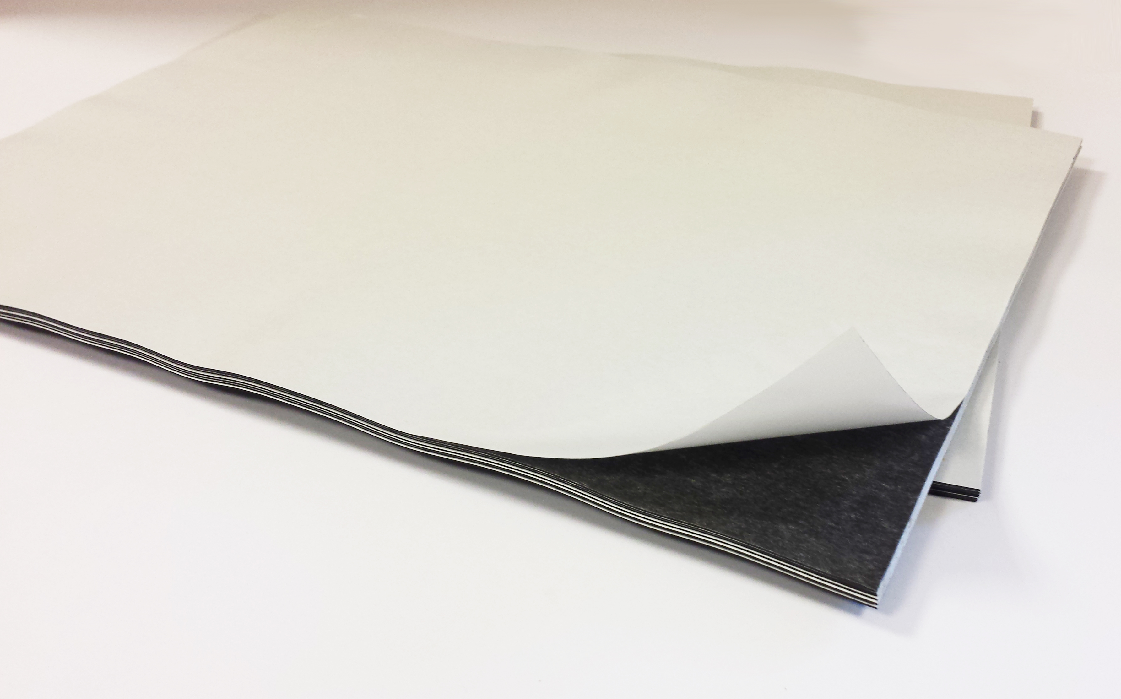 Plaque magnétique aimantée 4 feuilles 0,8mm x 30cm x 60cm amovible blanc mat 